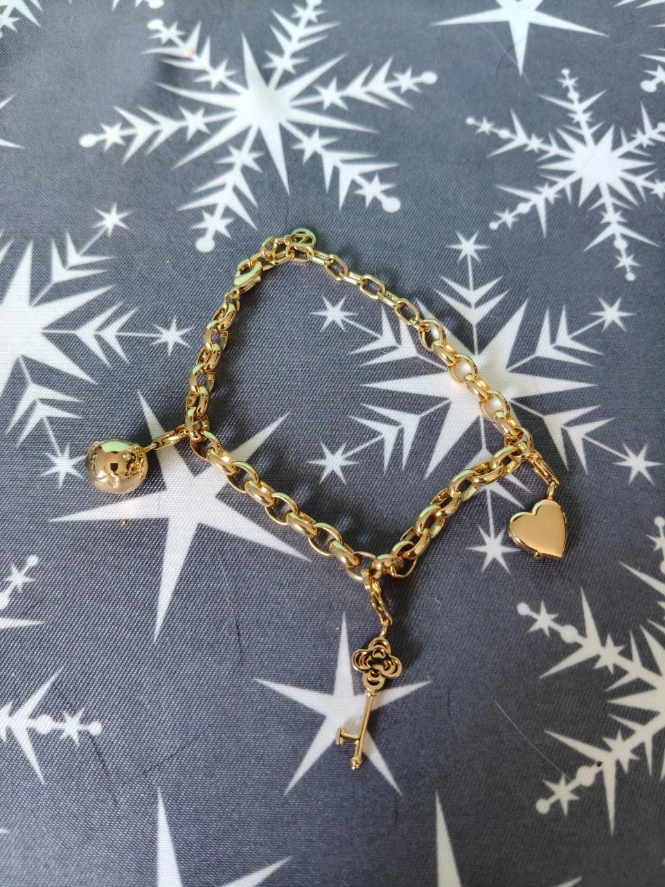 Pulseira Dourada Elos Largos com Pendentes – photo 11